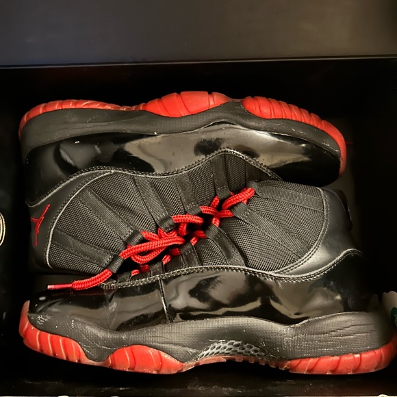 Air Jordan Retro 11 - Picture 3 of 3
